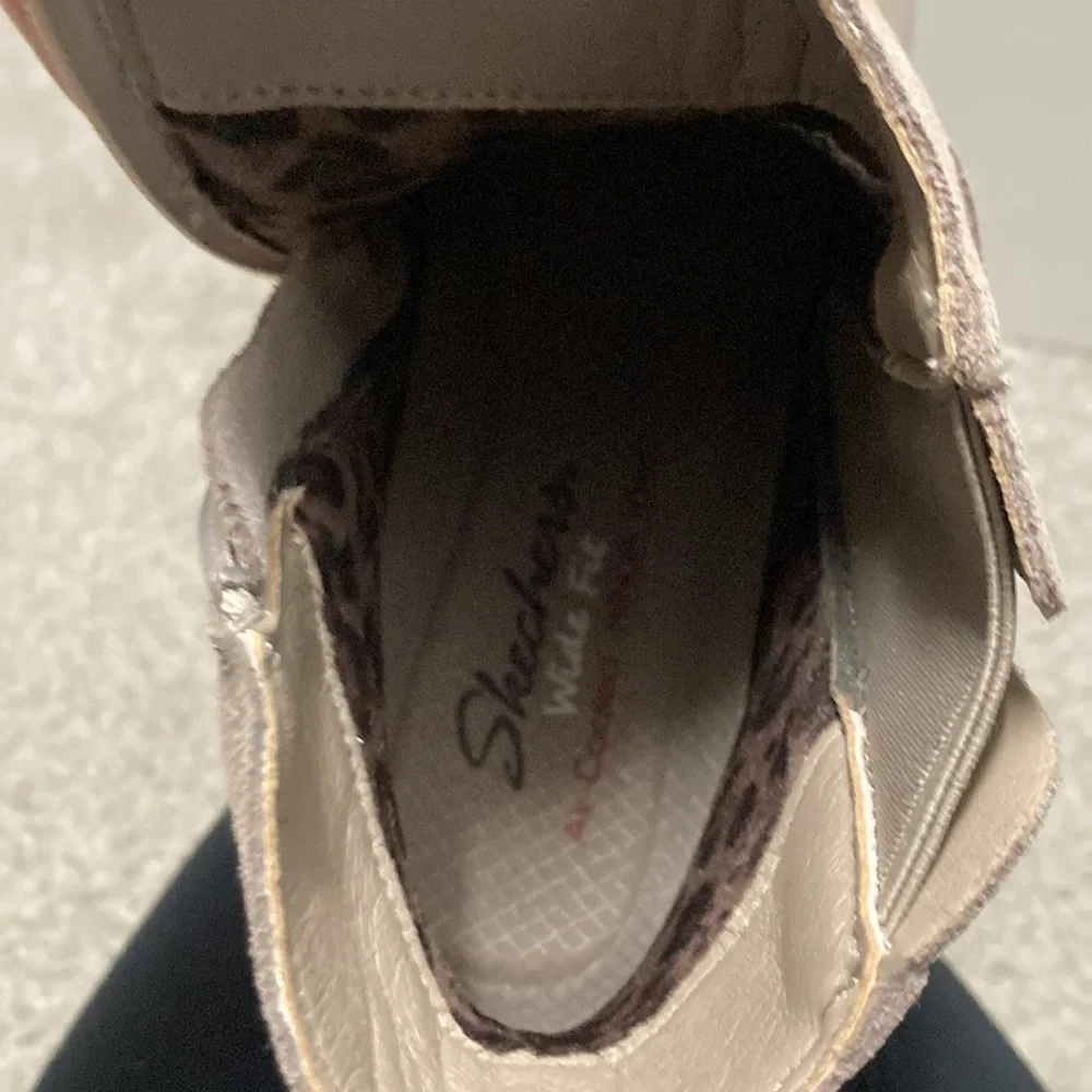 NWOB Skechers booties. Sz 9 Wide. Tan/cream color. Never Worn. - Picture 11 of 12